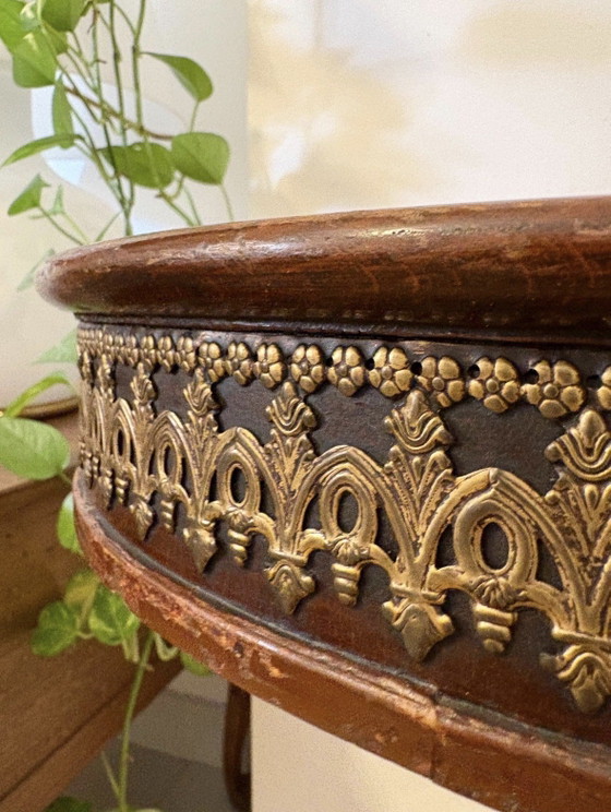Antique Round Pedestal Side Table with Marquetry & Gilt Bronze Details – Tavolini, Ceramic (photo 12 of 15)