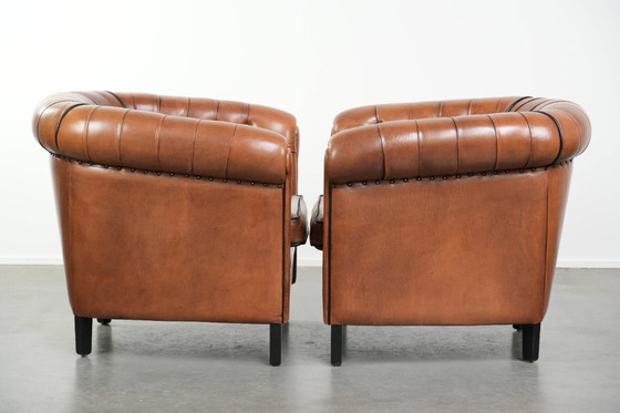 Image 1 of 2 Chesterfield-Clubsessel im englischen Stil mit Schaffellbezug in gutem Zustand