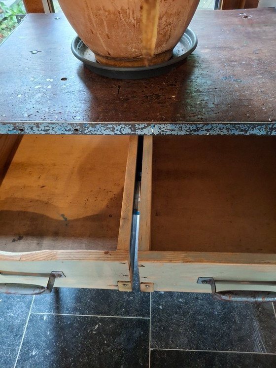 Image 1 of Industrieel vintage werktafeltje / ladekast