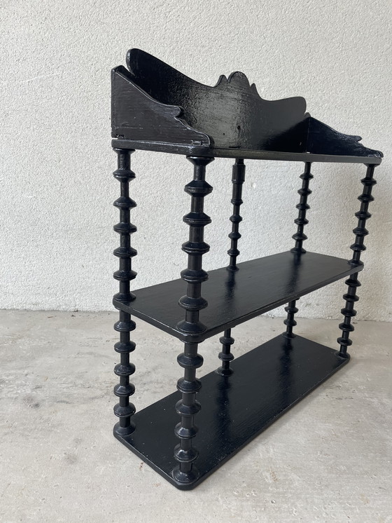 Image 1 of Vintage gedraaide houten volkskunst spoelhouder