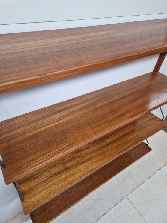 Image 1 of Sistema de estanterías de teca, con la inscripción "Hecho en Dinamarca", 1960.