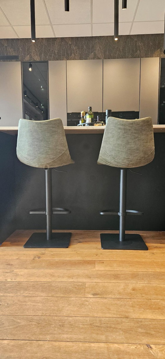 Image 1 of Set di 2 sgabelli da bar regolabili – in similpelle verde muschio – ideali per l'isola della cucina