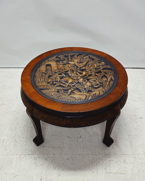 Tavolino rotondo in legno con piano intagliato in stile asiatico