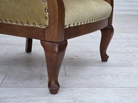 Image 1 of 1960er Jahre, dänischer Beistell-/Kindersessel, hellgrüner Möbelvelours, Eichenholz.