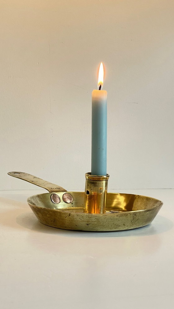 Image 1 of Antiker, niedriger Kerzenleuchter aus massivem Messing