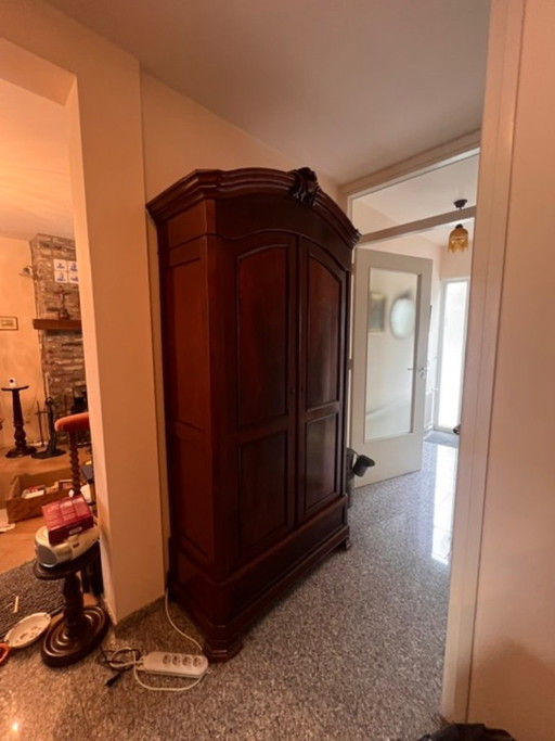 Armoire en bois massif foncé avec portes à panneaux et tiroir, crête sculptée à la main