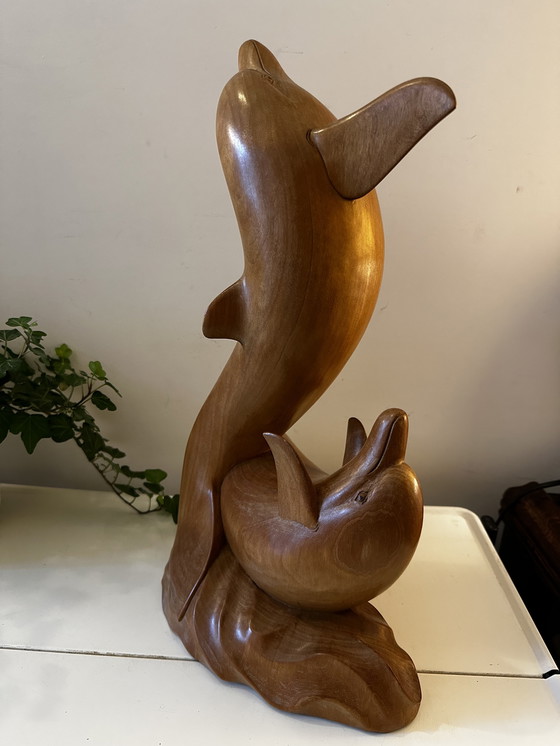 Image 1 of Handgeschnitzte Delfinstatue aus Holz