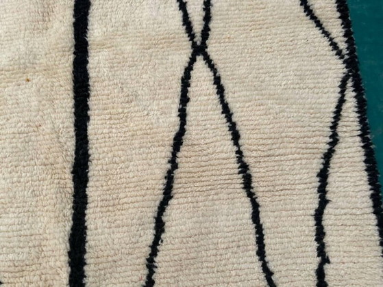 Image 1 of Alfombra bereber marroquí hecha a mano, color crudo con motivos geométricos, 250 cm x 150 cm.