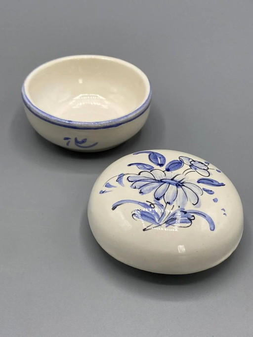 Scatola rotonda in maiolica Moustiers, con decorazione floreale blu dipinta a mano, 8 cm – servies (photo 2 of 5)
