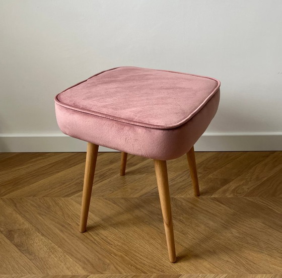 Image 1 of Roze fluwelen voetenbank, poef in mid-century modern stijl, houten poten, vintage kaptafelstoel