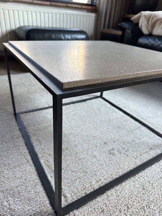 Image 1 of Juego de dos mesas de centro de diseño: travertino y metal negro.