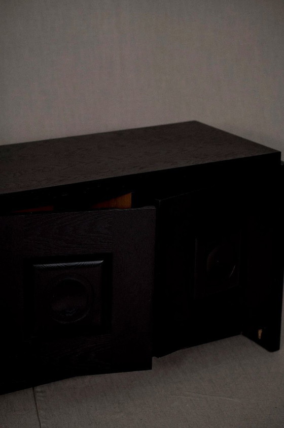 Image 1 of Laag brutalistisch dressoir in zwart eiken