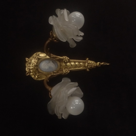 Image 1 of verguld bronzen kandelaar en wedgwood bord, laat 19e eeuw leeuwenkop beer