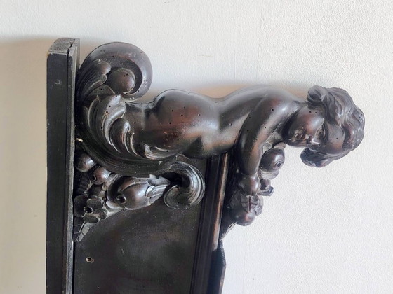 Image 1 of Panneau ancien en bois sculpté représentant un chérubin.