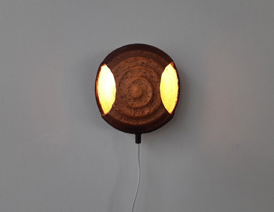 Image 1 of Keramieken vintage wandlamp, chamotte klei, brutalist wandlamp, bruine aardewerken mcm lamp