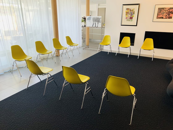 Image 1 of Chaise Vitra - Chaise d'appoint Eames en plastique RE DSS-N - Empilable (20 Disponible)