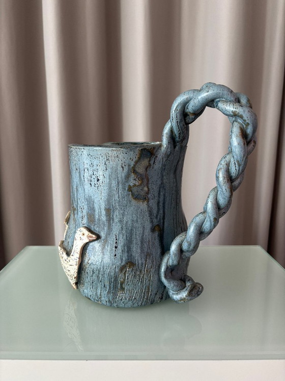 Keramische kan met gevlochten handvat en reliëffiguren, Decoratieve objecten, Keramiek, Blauw, Rustic (foto 4 van 11)