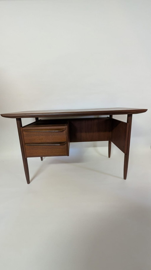 Bureau emblématique en teck du milieu du siècle par Tijseling pour Hulmefa fabriqué dans les années 1950.