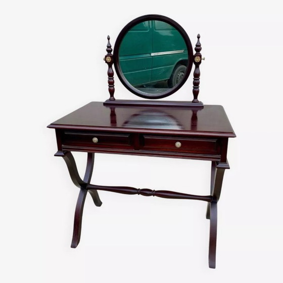 Image 1 of Tocador de madera maciza de estilo tradicional con dos cajones.