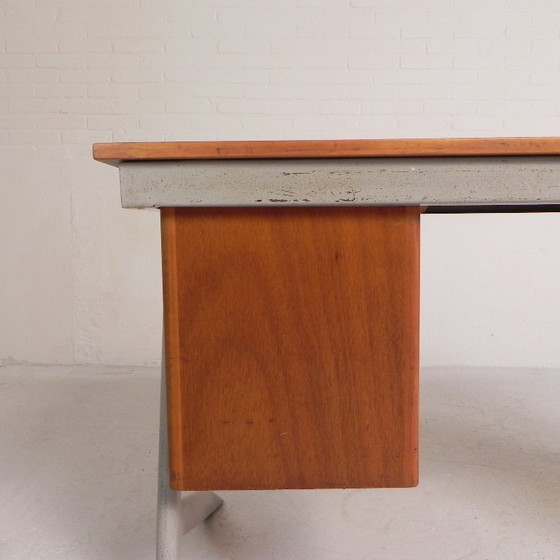 Escritorio industrial con 2 cajoneras, década de 1960. – Wood, Iron (photo 14 of 32)