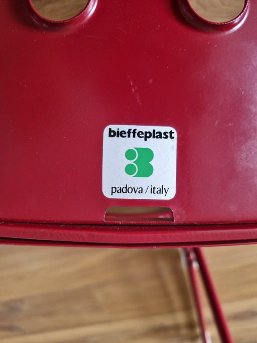 [All-Red] Vintage Bieffeplast Omkstak Chairs by Rodney Kinsman - Set of 4 – eetkamerstoelen, Metal (photo 2 of 5)