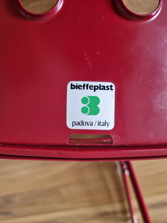 [Volledig rood] Vintage Bieffeplast Omkstak stoelen van Rodney Kinsman - Set van 4 – Eetkamerstoelen, Metal (photo 2 of 5)