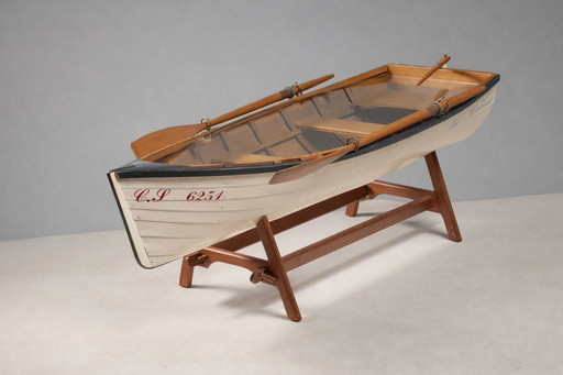 Mesa de centro con forma de barco y tablero de cristal, diseño contemporáneo (posterior al año 2000)