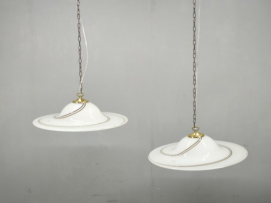 Paar Italiaanse Murano opaalglas en messing hanglampen uit de jaren 70 – Kroonluchters (photo 14 of 15)