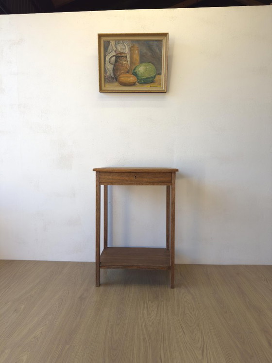 Image 1 of Oude eikenhouten bijzettafel uit de jaren 50.