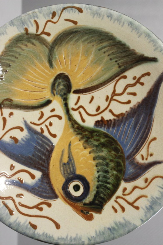 Image 1 of Puidgemont - Gran plato de pared con motivo de peces, terracota vidriada, España, siglo XX