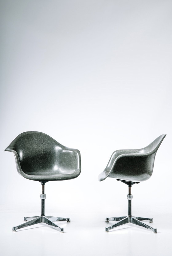 Image 1 of Eames / Miller DAR glasvezel grijs