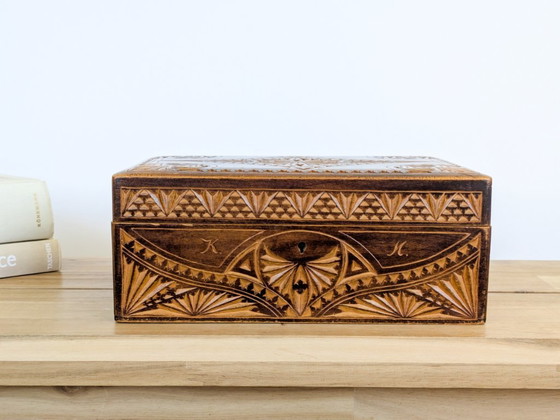 Antique Folk Art Chip Carved Wooden Box Treasure Chest – Decorative Objects (photo 4 of 18)