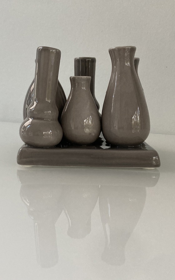 Image 1 of Vaasjes Vaas Op Een Vierkante Ondergrond