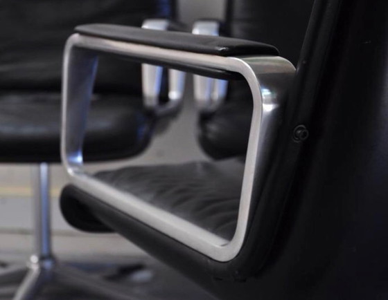 Image 1 of 4 esclusive sedie a secchiello brutaliste degli anni '60 in pelle e acciaio spazzolato