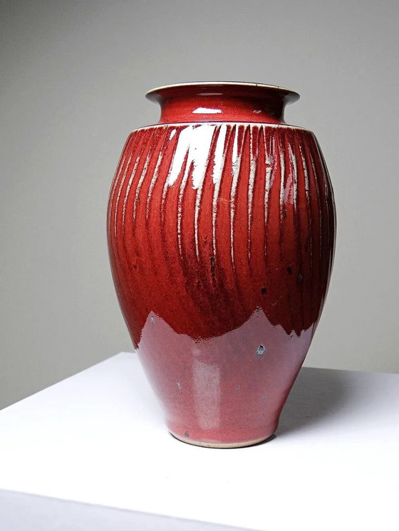 Vaso in gres smaltato color sangue di bue con costolature, opera di laboratorio del XX secolo. – Vasi (photo 5 of 10)