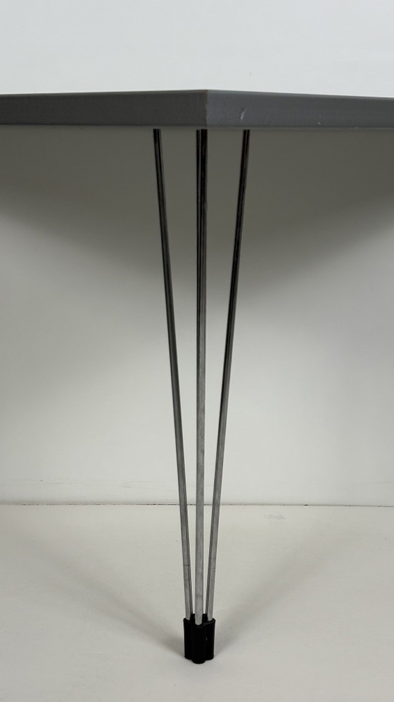 Image 1 of Table d'angle/d'appoint Pin Age grise, design danois, Arne Jacobsen