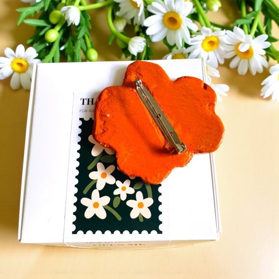 Image 1 of Broche en bois orange faite à la main inspirée de Marmekko