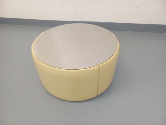 Image 1 of Vintage ronde salontafel van glas, leer en metaal, in Space Age-stijl uit de jaren 70.