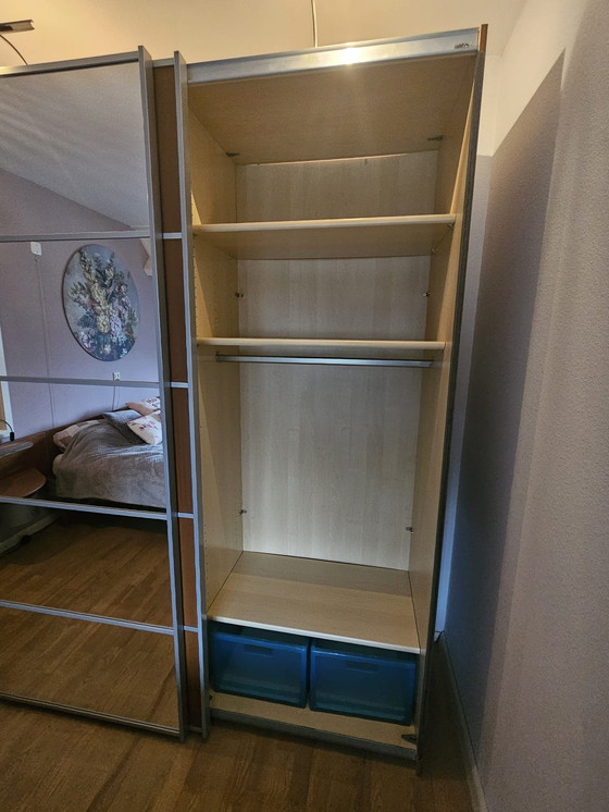 Image 1 of Armario con puertas correderas y espejo.