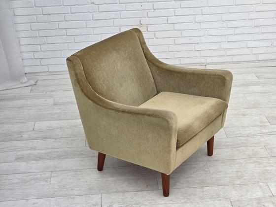 Image 1 of Fauteuil danois des années 1970, velours d'ameublement vert original, pieds en bois de teck