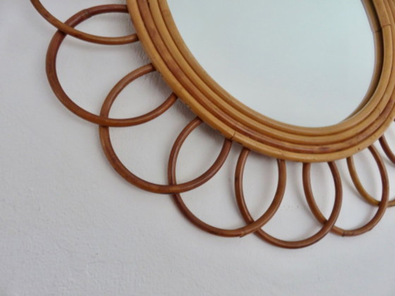 Image 1 of Autentico specchio "a fiore" in rattan e bambù risalente agli anni '60 e '70.