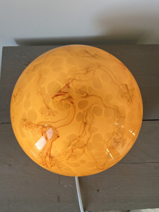 Image 1 of Handgemaakte lamp met amberkleurige, gemarmerde glazen koepel – Messing voet – E27