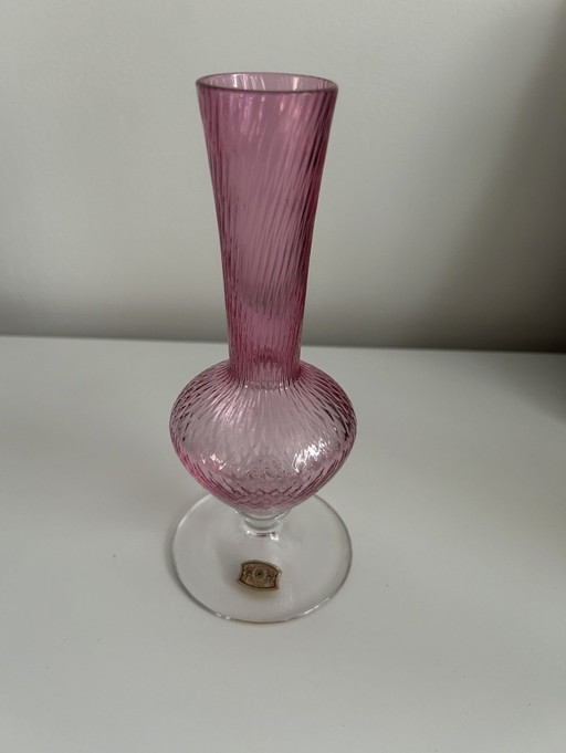 Val Saint Lambert Roze Kristallen Soliflore Vaas, Optische Ribben, Klokvormige Voet, Art Déco Mid-Century Vintage