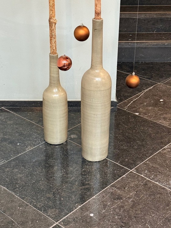 Image 1 of 2 vasi decorativi alti e stretti verde oliva a forma di bottiglia