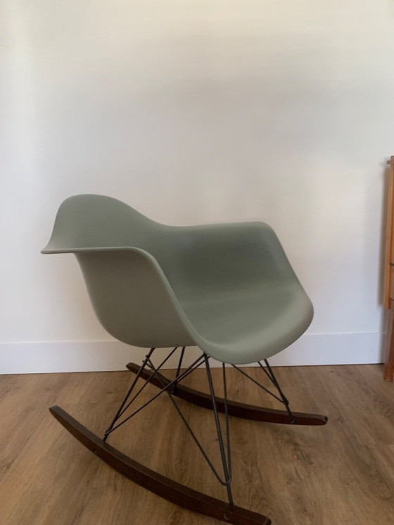 Image 1 of Poltrona Eames in fibra di vetro RAR - base nera