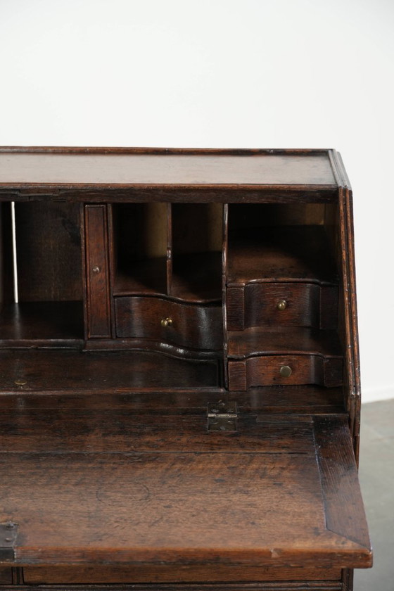 Image 1 of Prachtig antieke Engelse eikenhouten secretaire uit begin 18e eeuw met een mooi, sierlijk en elegant gebogen interieur