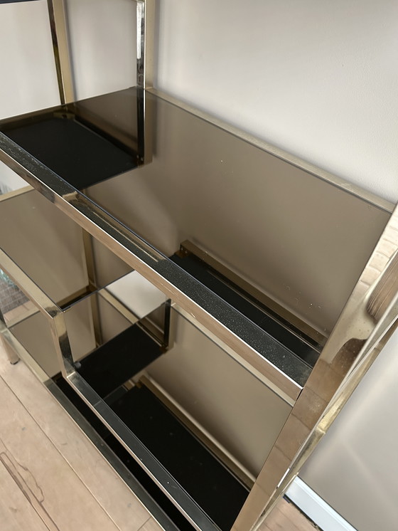 Image 1 of 20e-eeuwse Italiaanse etagèreplanken van messing en rookglas, jaren 70
