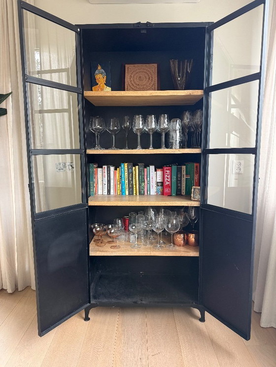 Image 1 of Armadio industriale in acciaio - Design senza tempo