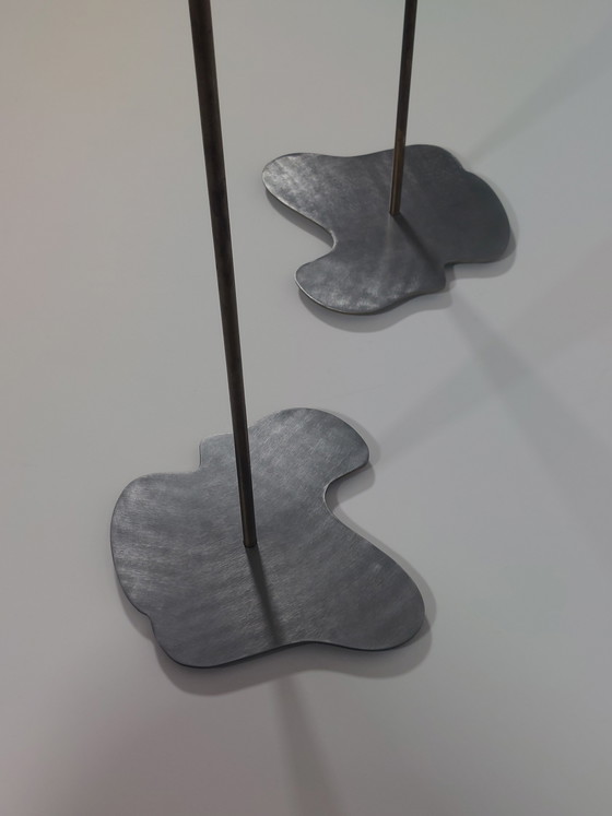 Image 1 of Een paar postmoderne metalen vintage vloerlampen van de kunstenaar