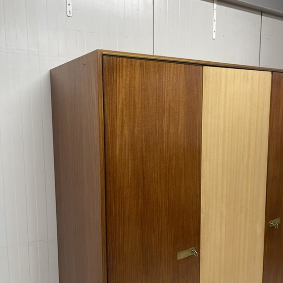 Image 1 of Armadio vintage di metà secolo con ripiano appendiabiti rimovibile per la biancheria.